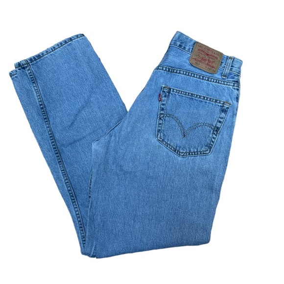 Vintage Levi’s 550 light wash relaxed fit tapered leg size 34x34